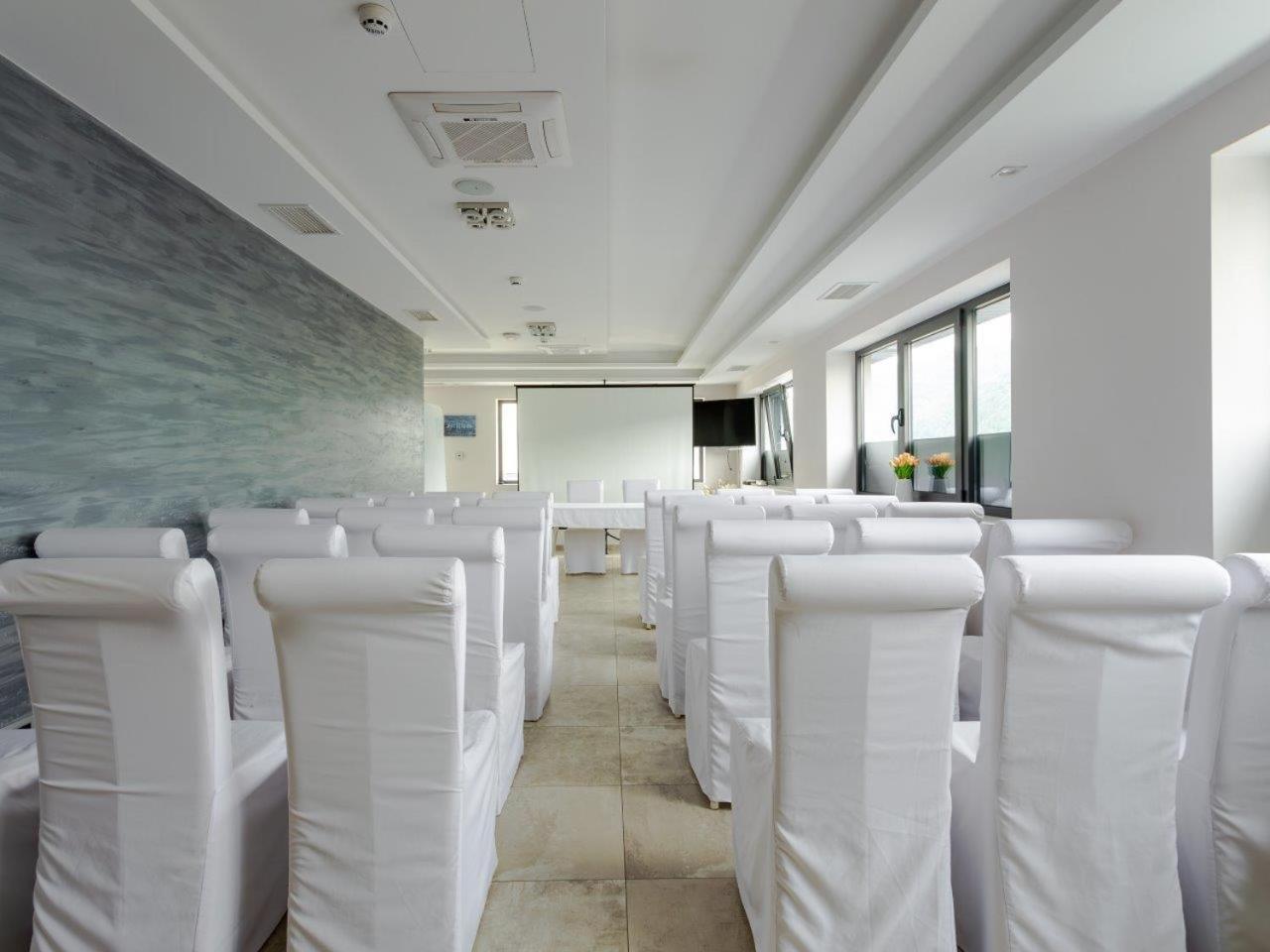 איווניצה Hotel Prezident מראה חיצוני תמונה