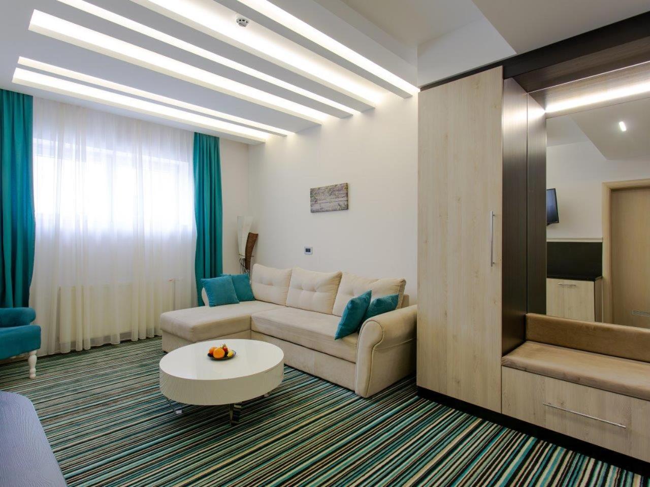 איווניצה Hotel Prezident מראה חיצוני תמונה