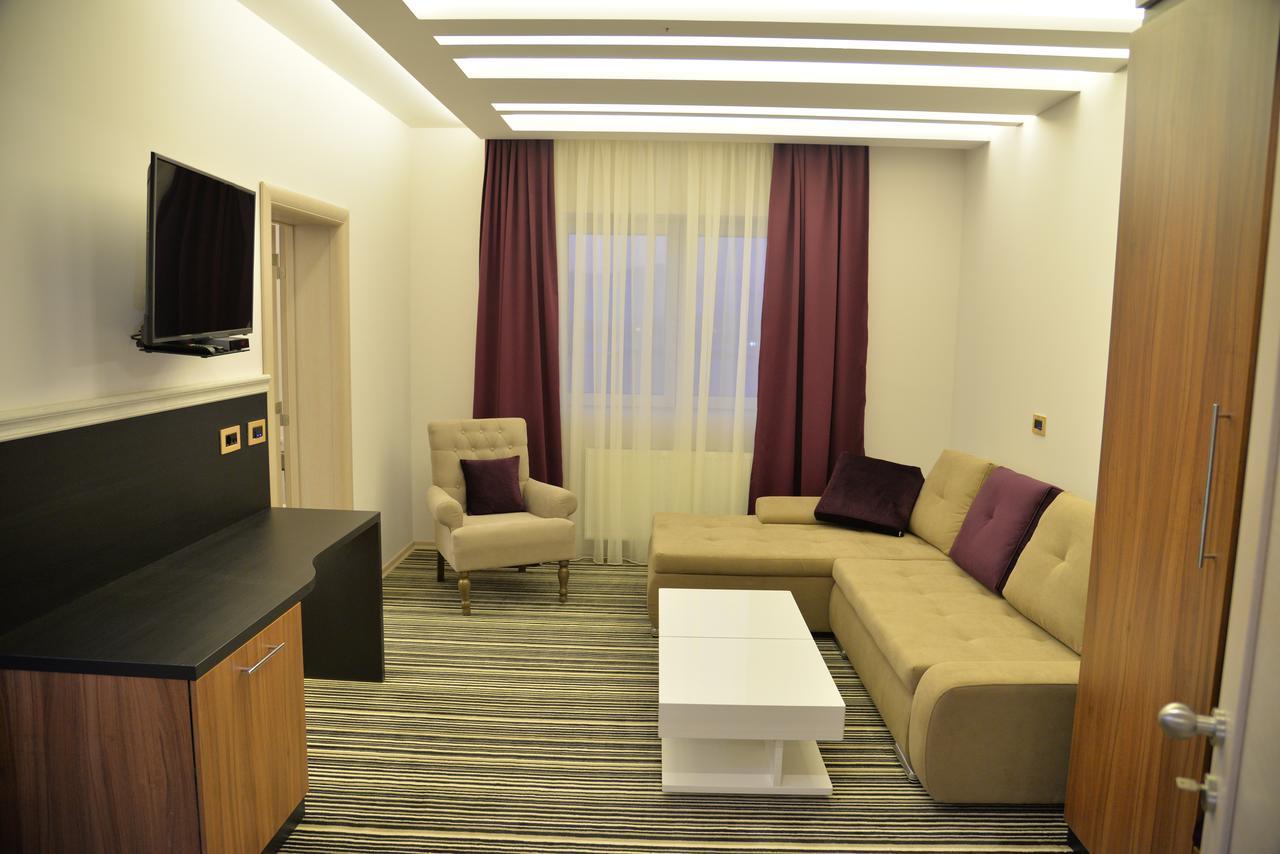 איווניצה Hotel Prezident מראה חיצוני תמונה
