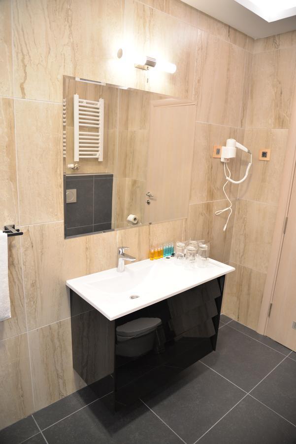 איווניצה Hotel Prezident מראה חיצוני תמונה