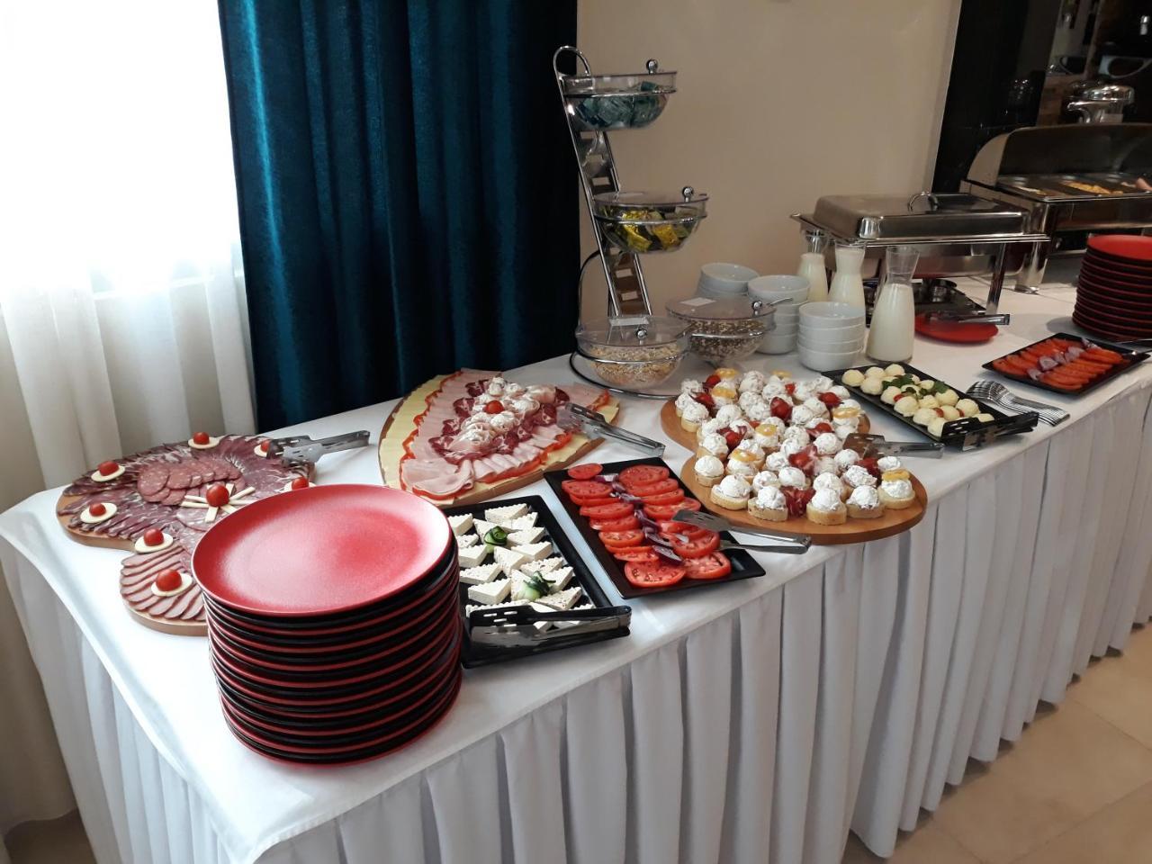 איווניצה Hotel Prezident מראה חיצוני תמונה